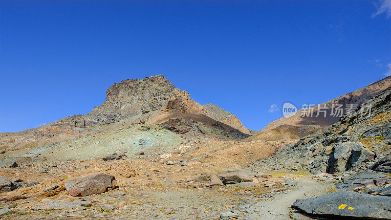 从尼沃莱山口(意大利语:Colle del Nivolet)开始的小路，在大天堂国家公园的一个山口。瓦莱达奥斯塔,意大利